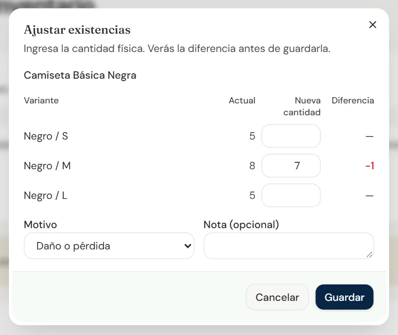Diálogo Ajustar existencias con las tallas S, M y L de la camiseta: la M pasa de 8 a 7, la diferencia -1 y el motivo Daño o pérdida